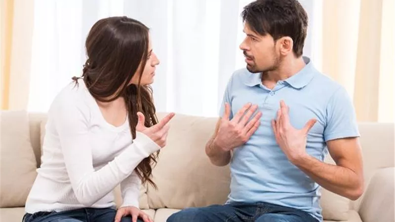 هل يقع الطلاق بانقطاع الزوج عن زوجته ماديًّا وجسديًّا؟