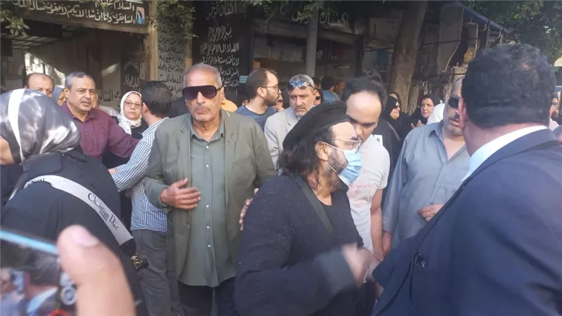 انهيار أبو الليف خلال تشييع جنازة شقيقه في الإسكندرية