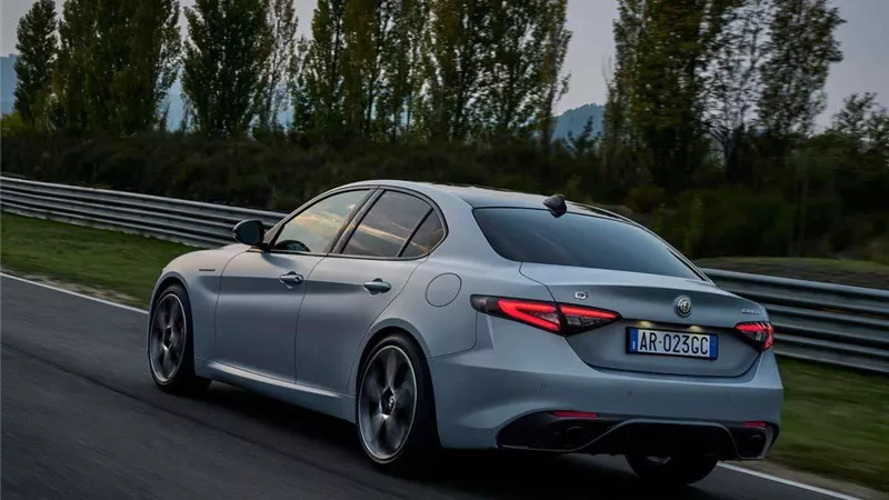 «ألفا روميو» تطلق سيارتها Giulia موديل 2023 رسميًا.. صور