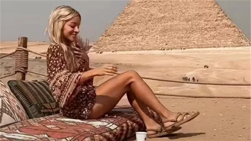 صور سائحة تجردت من ملابسها أمام الأهرامات