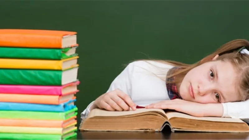 ابنك ليس فاشلا.. 4 صعوبات تعلم تواجه طفلك في المدرسة