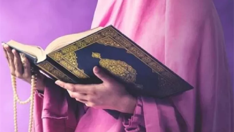 ما حكم قراءة المرأة للقرآن بملابس البيت ودون الحجاب؟.. الإفتاء تُجيب