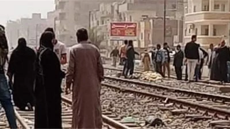 قطار يصدم أمًّا وطفليها في العياط.. ماذا حدث لهم؟