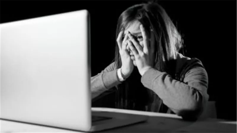 الحبس سنة لزوج ابتز طليقته بصور غير لائقة مقابل المال