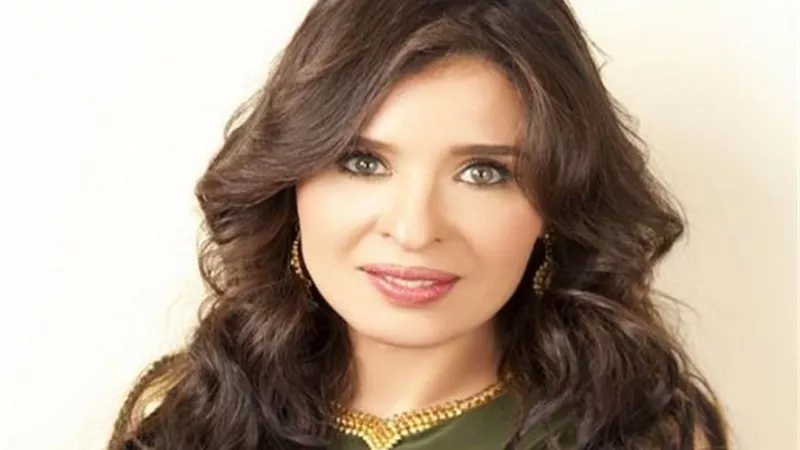 «نشرة أهل الفن».. قرار إيناس الدغيدي.. فستان دينا الشفاف وموقف محرج لبوسي شلبي