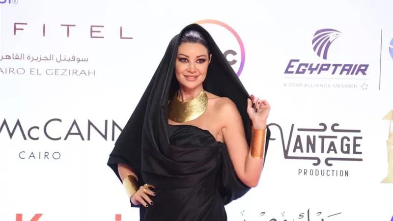 «بالملاية اللف».. أنوثة أروى جودة تخطف الأنظار في مهرجان القاهرة السينمائي