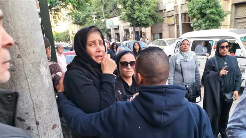انهيار شقيقته.. تشييع جثمان الفنان سامي فهمي وغياب نجوم الفن
