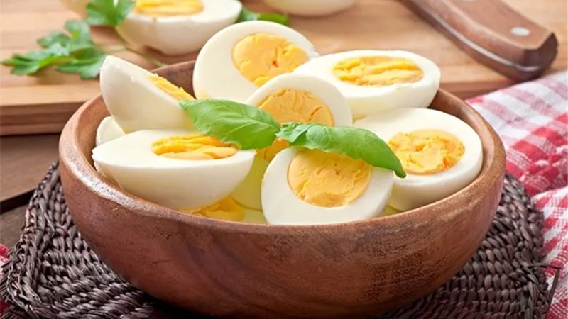 طبيب تغذية يصحح أكبر شائعة بشأن تناول البيض 