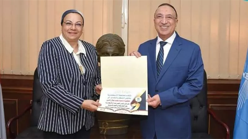 محافظ الإسكندرية يكرم مقررة المجلس القومي للمرأة