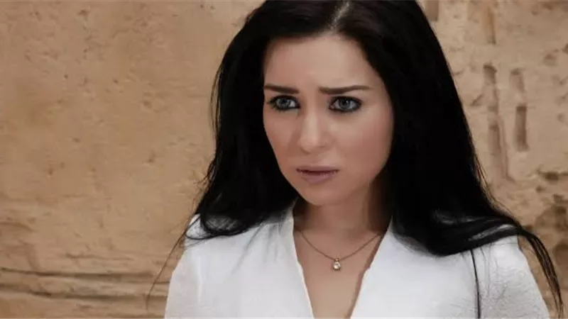 «يخربيت عمليات التجميل».. مي عز الدين تصدم جمهورها في أحدث ظهور لها