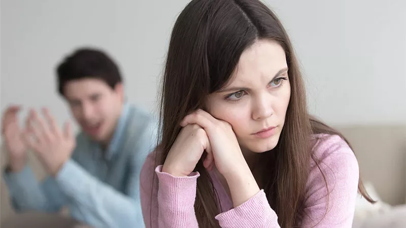 علامات تدل على أن حبيبك غيور.. ماذا تفعلين؟