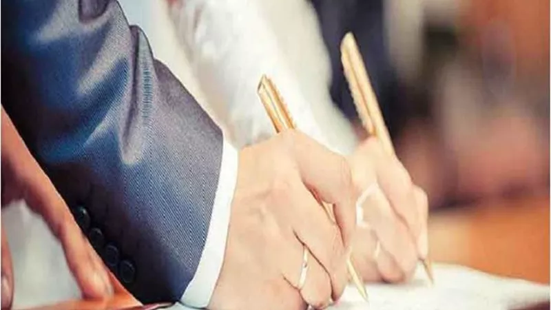 ما حكم شهادة المرأة على عقد الزواج؟