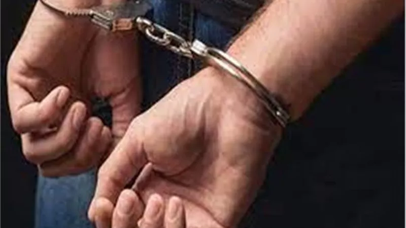 بسبب الخلع.. عاد من السفر وفقأ عين زوجته وبتر يد حماته