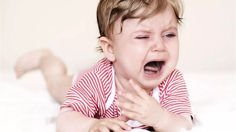 احذري.. قلقك على طفلك الرضيع قد يسبب له المغص