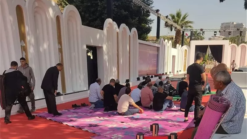 أمير رمسيس يعتذر.. بعد اتهامه بالسخرية من الصلاة على السجادة الحمراء بمهرجان القاهرة