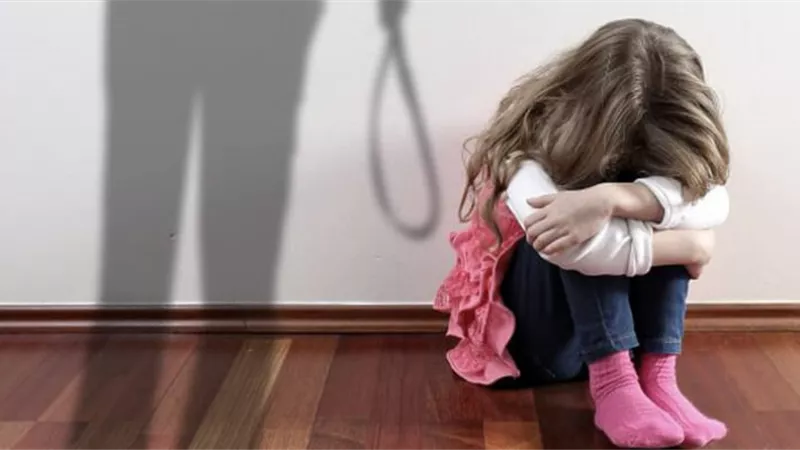 أم بلا قلب.. قتلت طفلتها وهربت