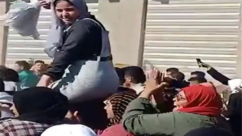 «الشريفة العفيفة وصلت يا بلد».. عروس الشرقية محمولة على الأعناق بعد إثبات عذريتها