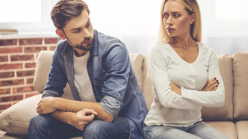  4 تصرفات لا تقبليها من زوجك مهما كلفكِ الأمر