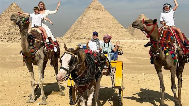 إيفانكا ترامب على ظهر جمل في الأهرامات.. صور
