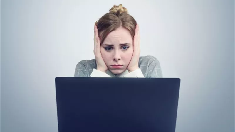 إلقاء القبض على مبتز النساء عبر «فيس بوك».. سرق صفحاتهن وهددهن