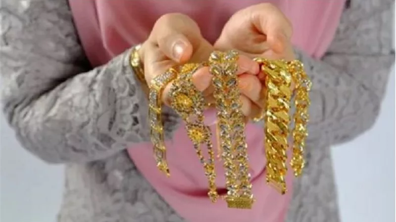 هل هدايا الأبناء للأم من الذهب توزع ميراثًا بعد وفاتها؟