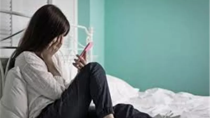 تلميذة إعدادي تتهم 3 من زملائها بابتزازها بصور عارية