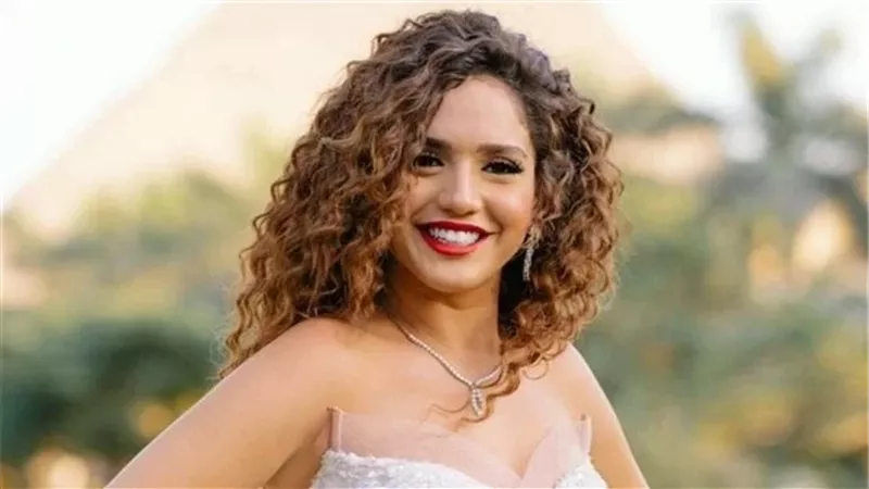 رنا رئيس بالفستان الأبيض في حفل خطوبتها.. صور