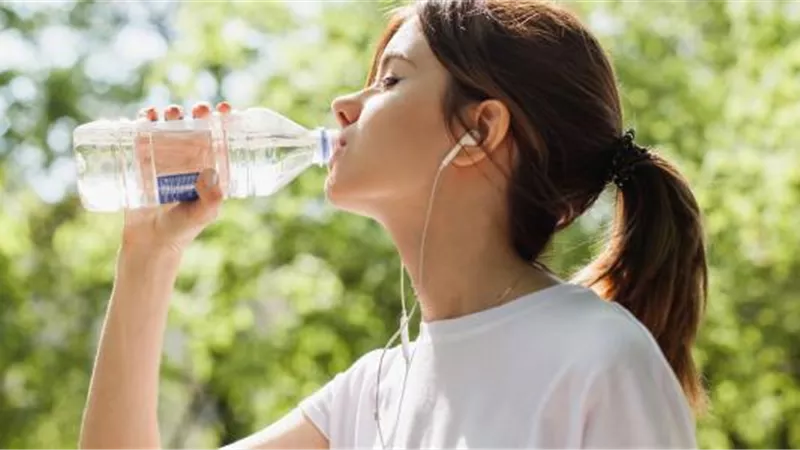 ليس 8 أكواب.. تعرفي على الكمية المثالية لشرب الماء