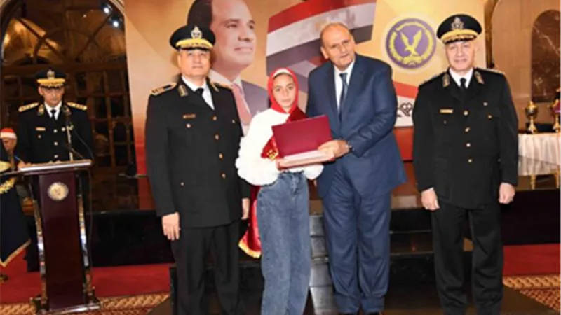 في الاحتفال السنوي.. الداخلية تُكرم أبناء الشهداء لتفوقهم الدراسي.. صور