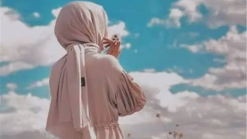 طرق سهلة لتنسيق ملابس الجامعة للمحجبات