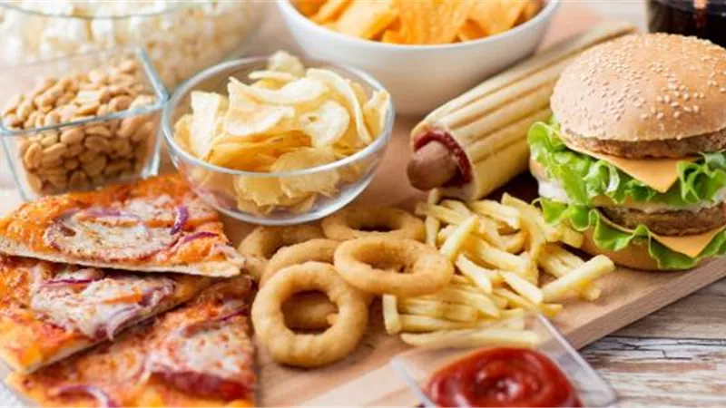 بينها انسداد الشرايين.. أضرار مرعبة للوجبات السريعة