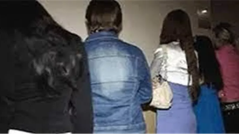 ضبط 3 فتيات تبيع المتعة الحرام على الفيس بوك وواتس آب