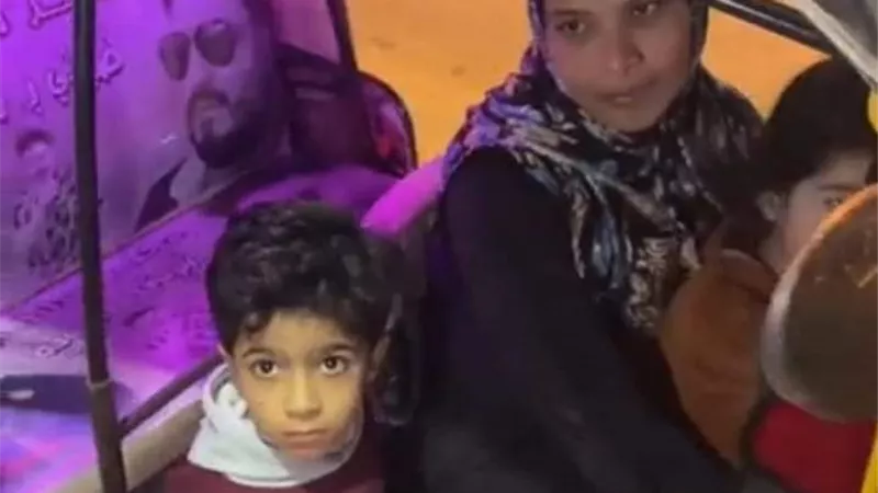 دنيا.. كفاح زوجة مخلصة على «توك توك» من أجل أبنائها