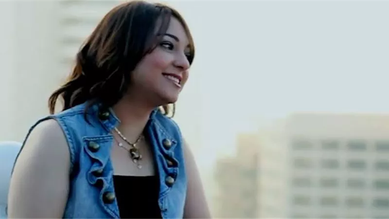 فنانة شهيرة تروي قصة مقتل والدتها على يد ابن الجيران.. ما القصة؟
