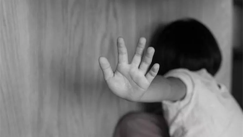 ذئب بشري ينهي اغتصابه لطفلة 5 سنوات بطعنة في صدرها