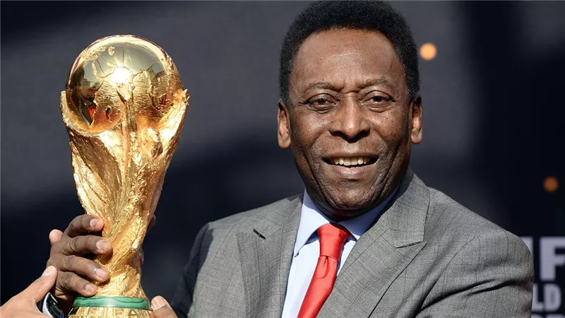 تدهور الحالة الصحية للأسطورة بيليه.. و«دخلة» منتخب البرازيل بكأس العالم تتمنى له الشفاء