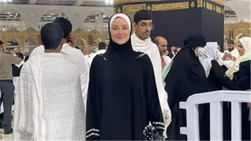 بالصور.. رضوى الشربيني تؤدي مناسك العمرة