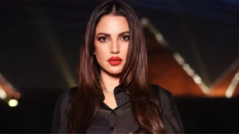 نشرة «هير فاشون»| درة بالأسود الأنيق.. نور دياب بالتايجر.. تارا عماد بالجامبسوت