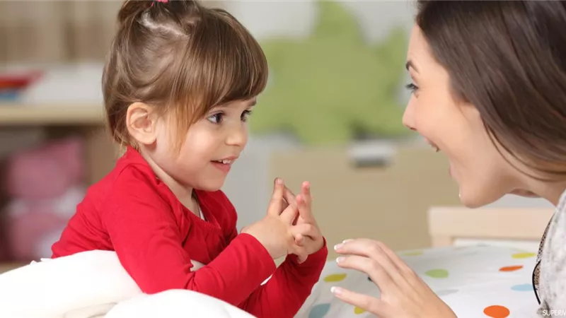 بـ 3 طرق بسيطة.. ساعدي طفلك على تعلم الكلام واللغة بسرعة