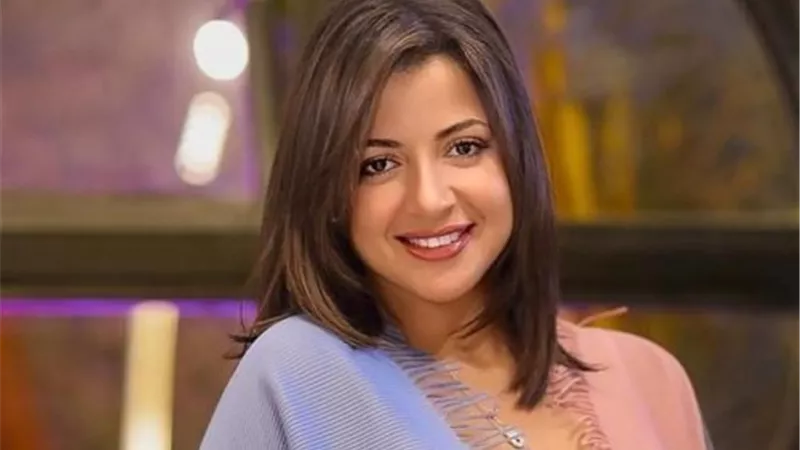 نشرة أهل الفن.. عمرة منى فاروق.. باروكة سوسن بدر.. وزن صبا مبارك