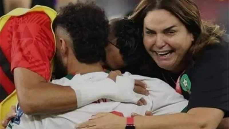 «الجُندي الخفي».. من هي المرأة التي تظهر في احتفالات منتخب المغرب