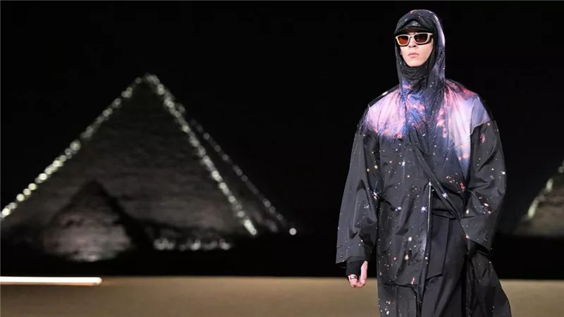 لأول مرة بمصر.. عرض أزياء «ديور – Dior» تحت سفح الأهرامات يبهر العالم.. صور