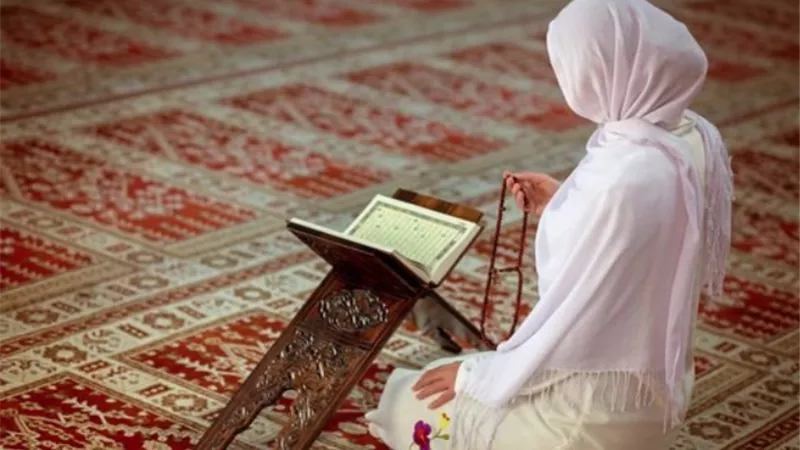 ما حكم ترك حضور الصلاة جماعة لأجل استقبال الضيوف؟