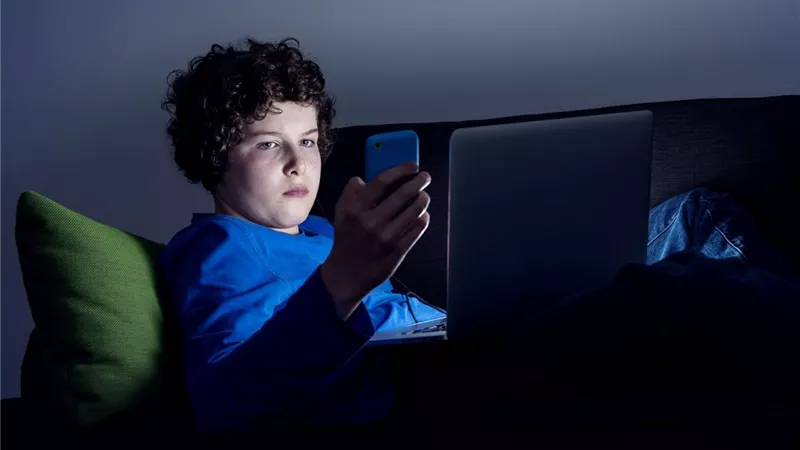 كيف تحمين أطفالك من تحديات السوشيال ميديا؟