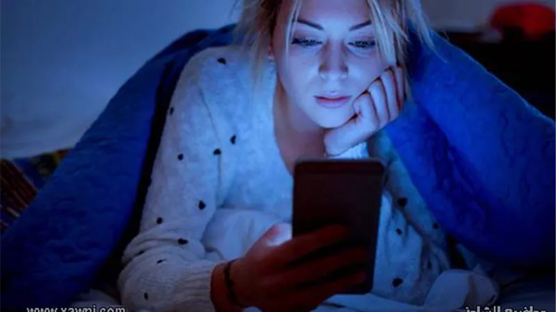 أبرزها المياه البيضاء.. أضرار الهاتف المحمول على العين   