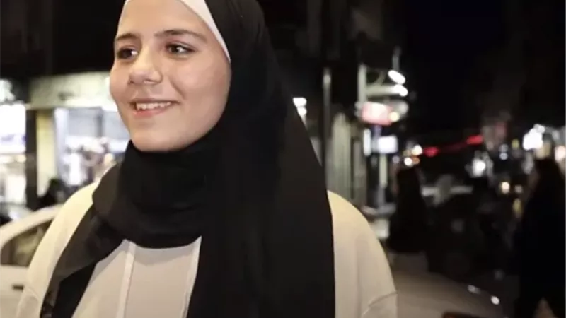 فتاة تعاني من نوبات ضحك حتى الإغماء.. فيديو