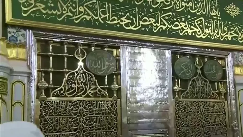 «الإفتاء» تحسم الجدل حول المسح على قبور الأنبياء والصالحين وتقبيلها