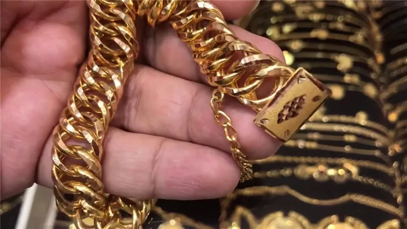 تفسير حلم رؤية الذهب في يد الميت تحمل الخير في هذه الأحوال