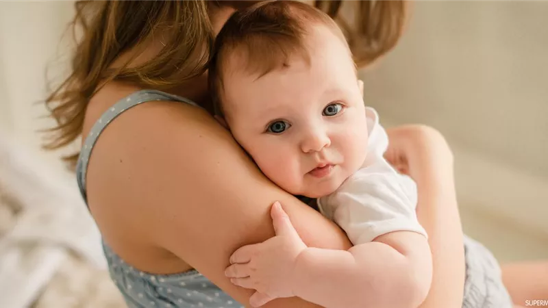 بطرق بسيطة.. تعلمي كيف تجعلين طفلك يتعلق بكِ