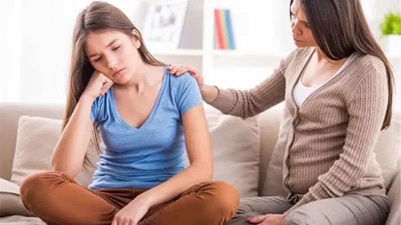 مرحلة المراهقة.. اعرضي بنتك على طبيب نفسي فورا في هذه الحالة